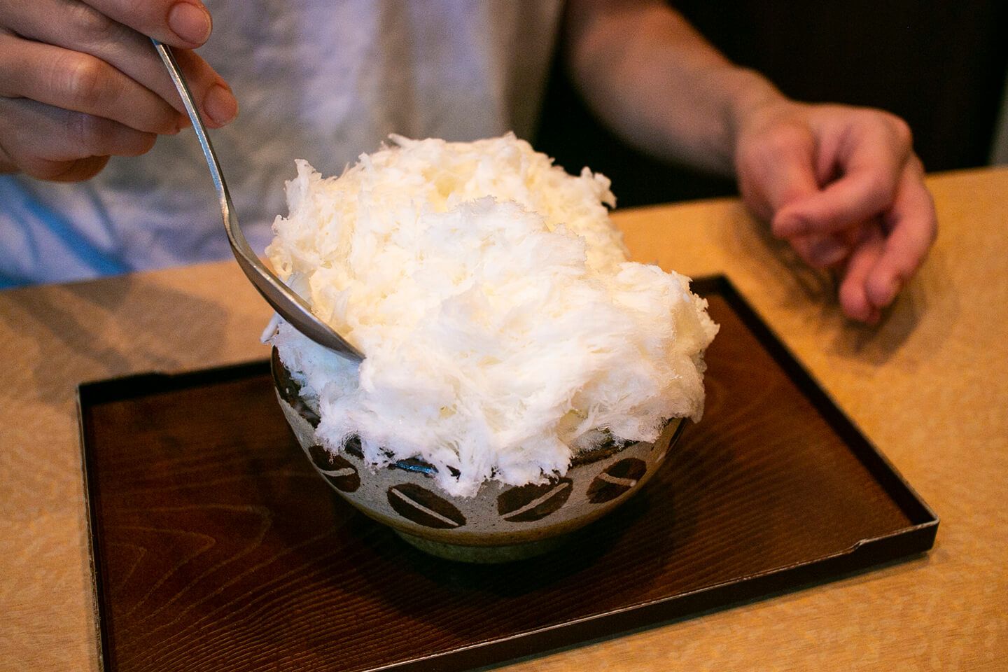 中央にできたくぼみに側面の氷を落とすように、外側から内側へスプーンを動かしましょう。これでこぼさずに完食できます