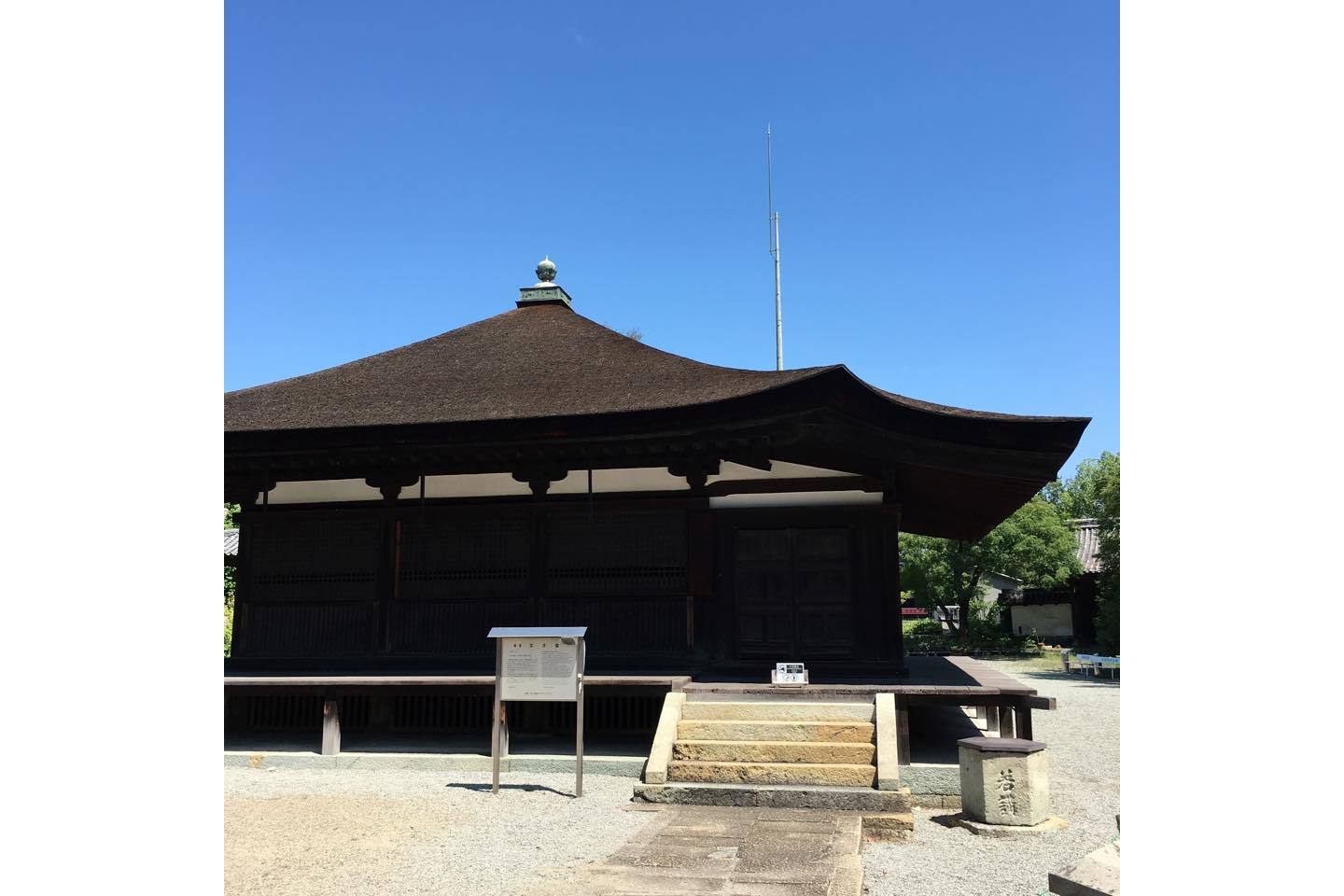 太子堂の屋根の反り返ったカーヴがユニーク