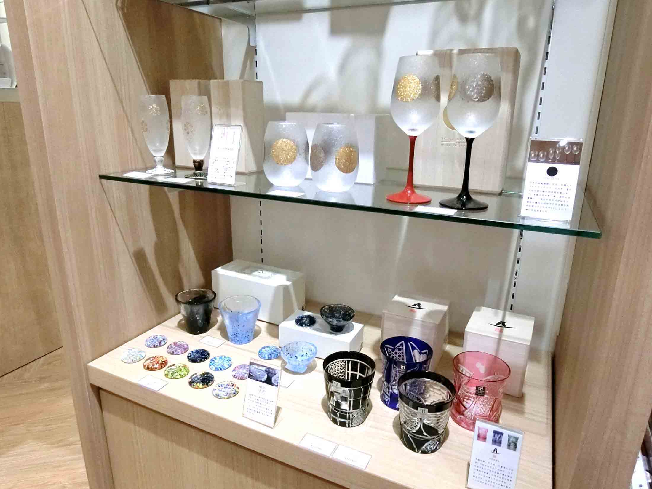 数々の酒器や箸置き。
