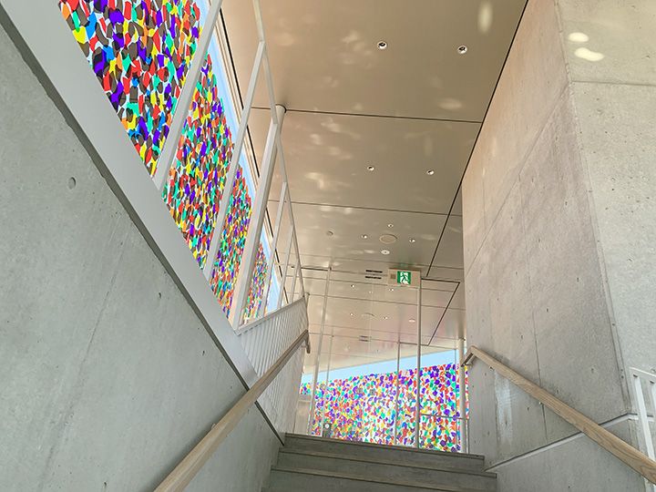 展示は階段をのぼり、北西エントランスまで続いている。