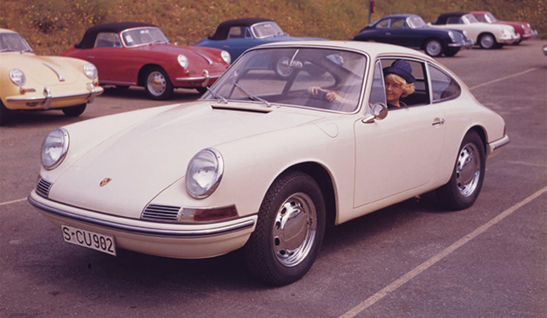 1964年に『356』の後継車として発売された『ポルシェ911』。初期モデルの901型、通称「ナロー」から1993年に生産された993型までが、数寄者を虜にする空冷ポルシェの系譜である。近年では投機対象として、その価値は年々高まっている。