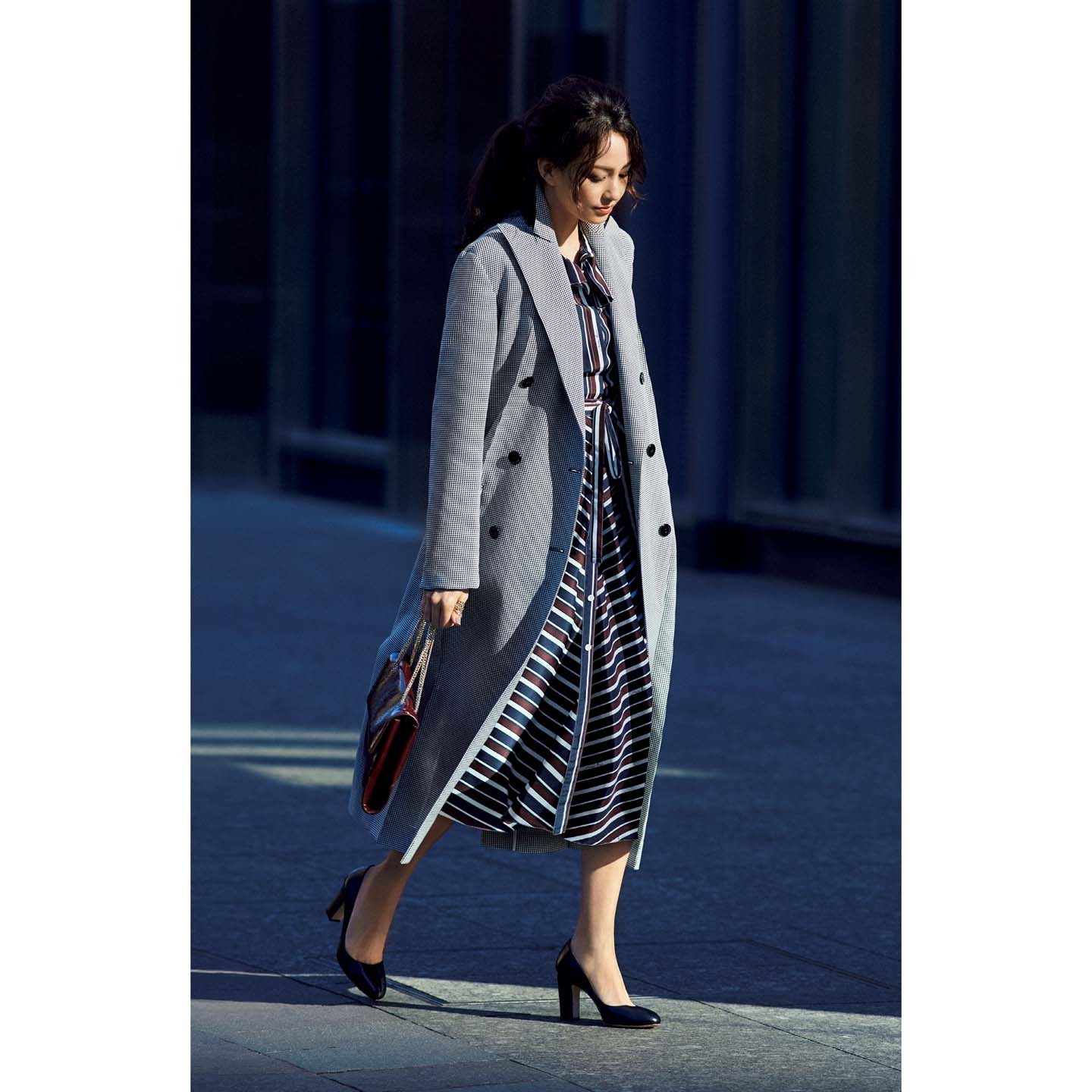 コットンシルクのコート・シルクのブラウス・シルクのスカート・バッグ(コロネット〈ニナ リッチ〉)、靴(JIMMY CHOO) 撮影/長山一樹(S-14) BY :『Precious3月号』小学館、2017年