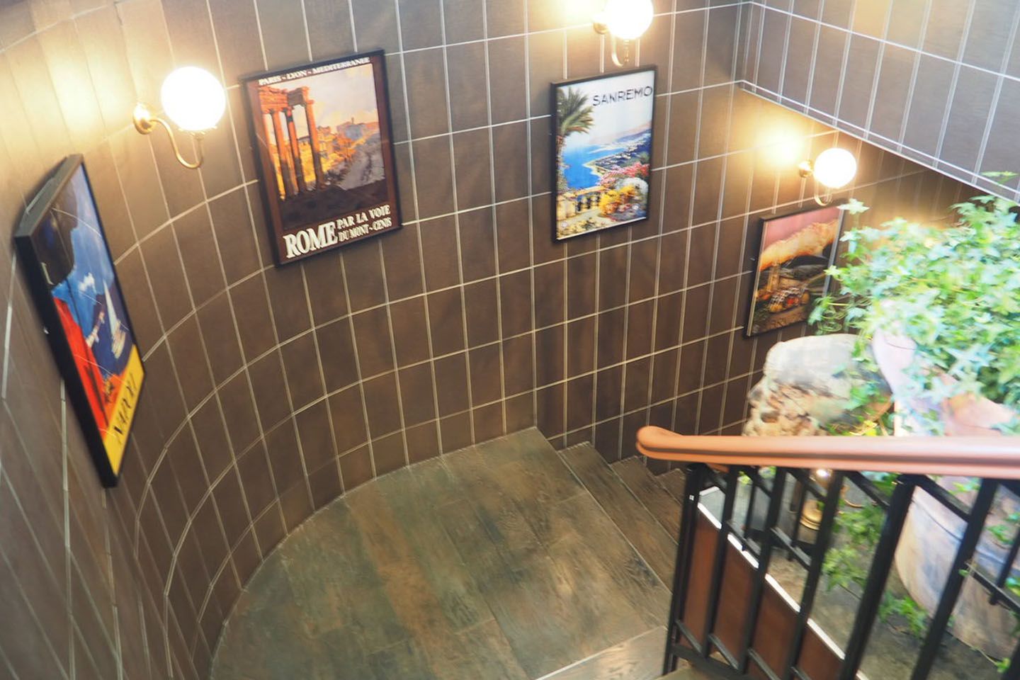 螺旋階段を降りていくほかにも、店外のオリーブの木の横に直接アクセスできる入口があります。