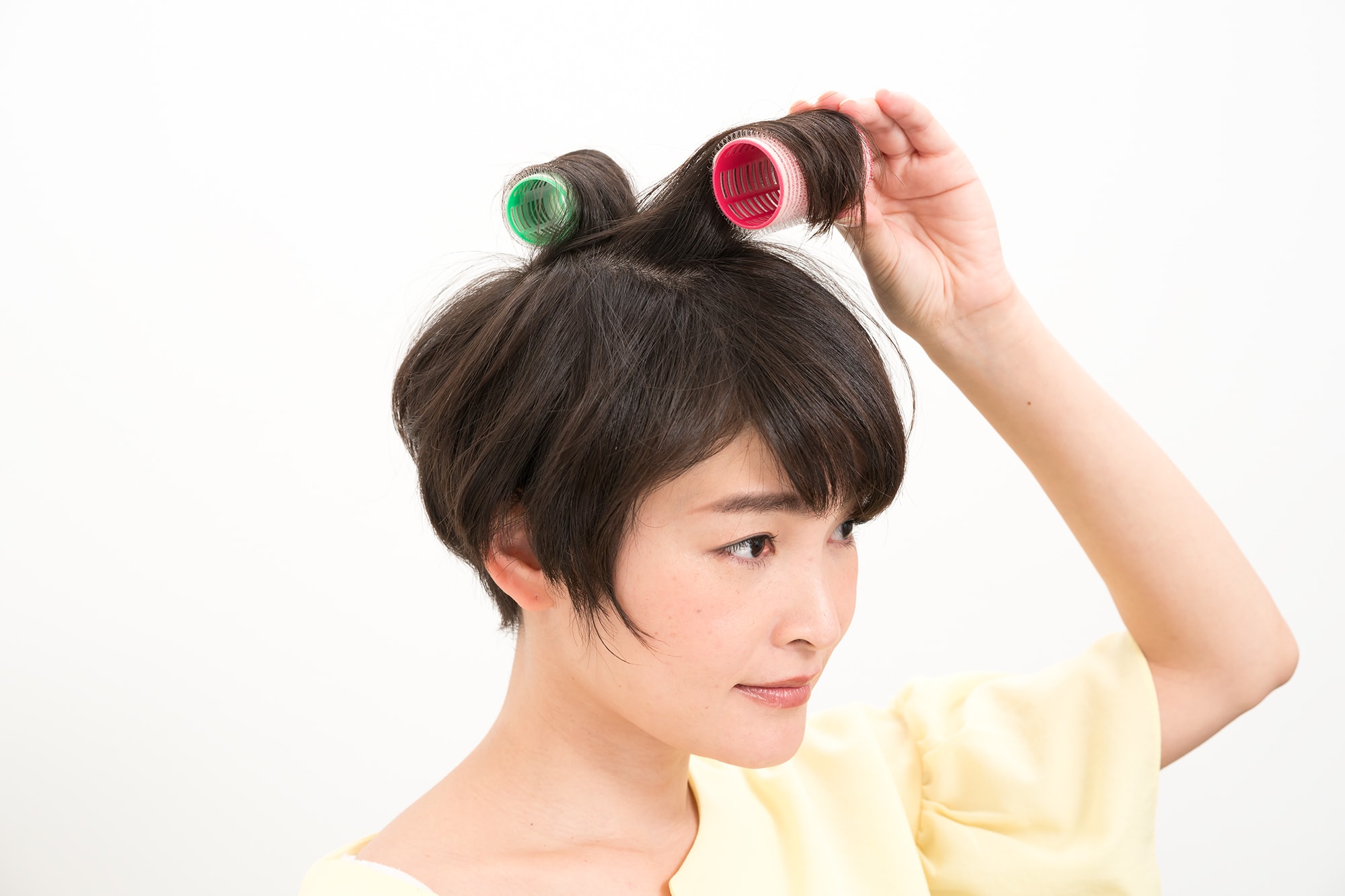 顔側の髪は前向きに。後頭部側の髪は後ろ向きにするのがポイント