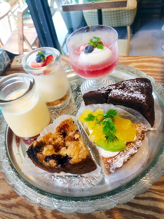 ガトーショコラやチーズケーキ、季節限定スイーツが揃う