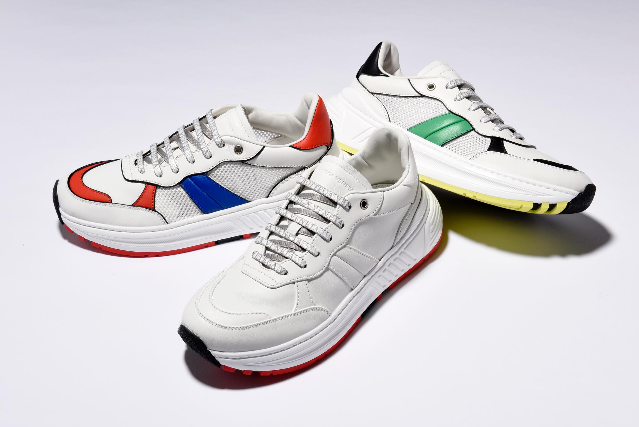 スニーカー各¥88,000(ボッテガ・ヴェネタ ジャパン)