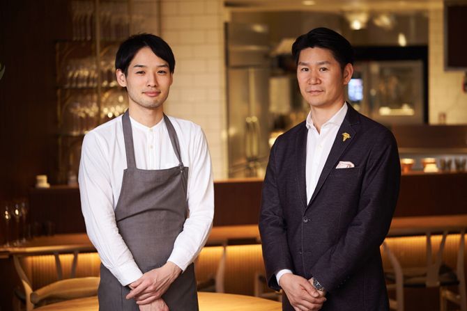 左がシェフ春田理宏氏、右がディレクター小澤一貴氏。カジュアルなエプロンやジャージー素材のジャケットなど、ユニフォームもリラックスした雰囲気づくりにひと役