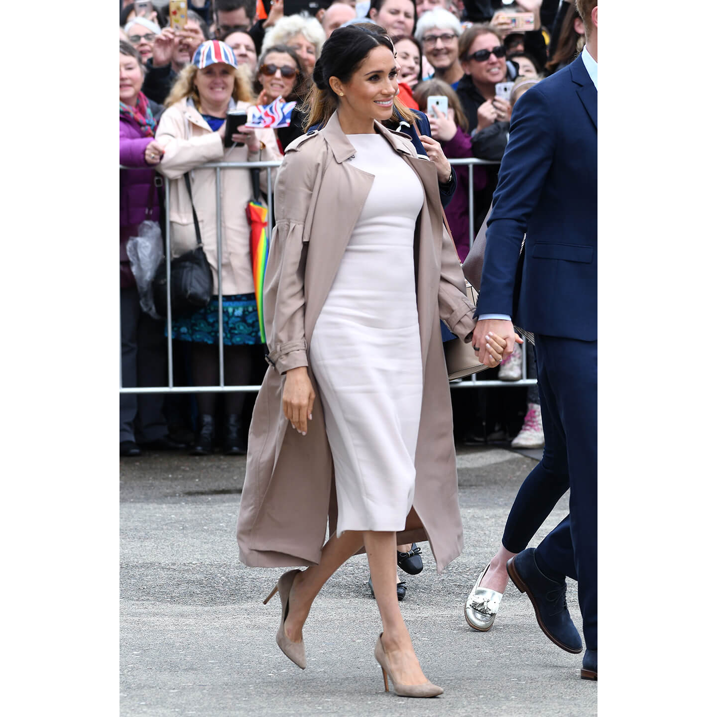 ゆったりサイズのトレンチコートを着こなすMeghan(メーガン)妃