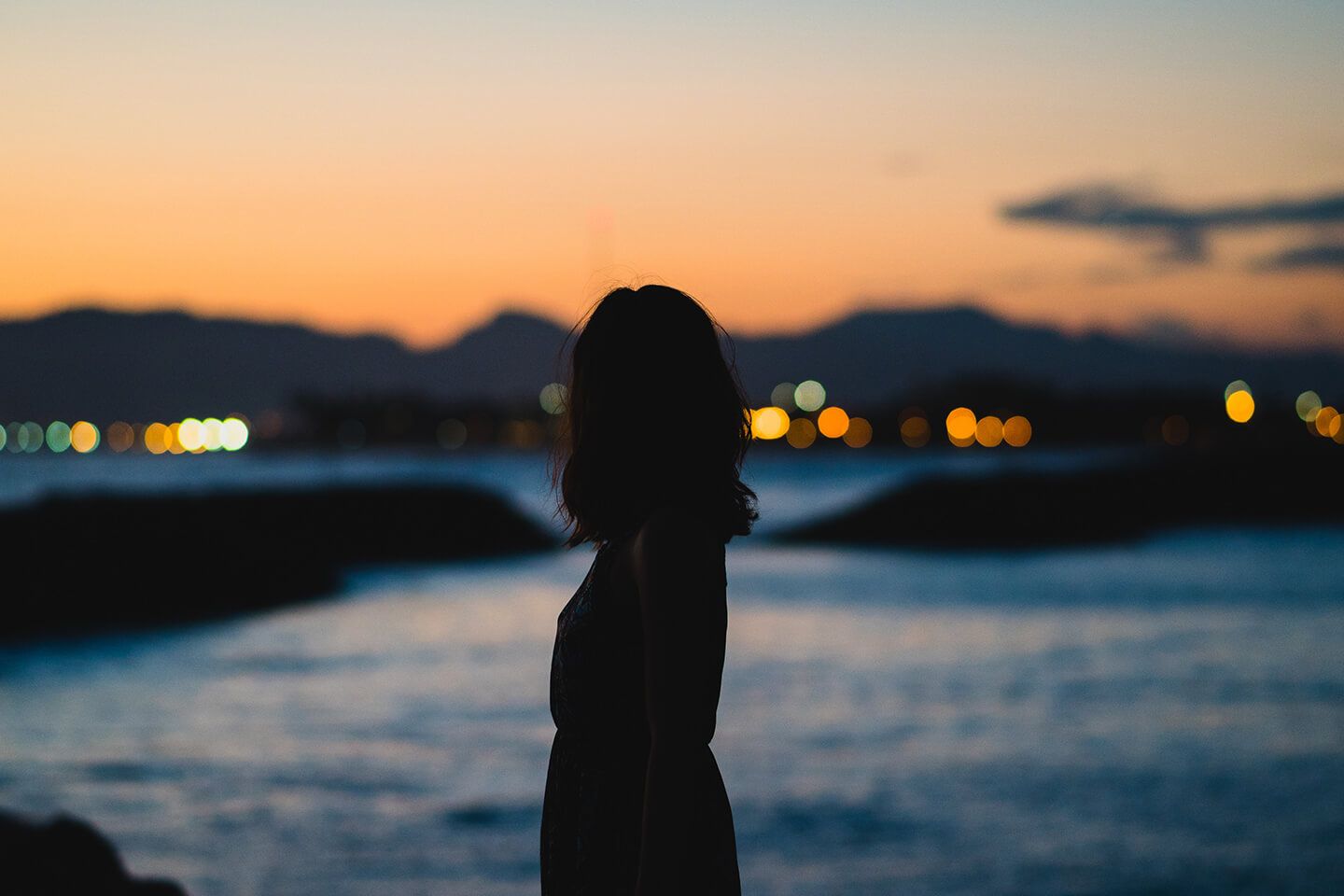 海を眺める女性