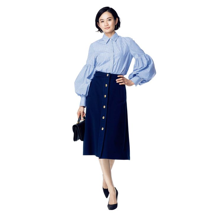 シャツ(三喜商事〈アルビーノ テオドロ〉)、スカート(コロネット〈ミラ・ショーン〉)、ピアス/ 片耳用(イレアナ・マクリ 伊勢丹新宿店)、マーク クロスのバッグ・マノロ ブラニクの靴(ブルーベル・ジャパン) 撮影/水田 学(NOSTY) BY:『Precious4月号』小学館、2020年