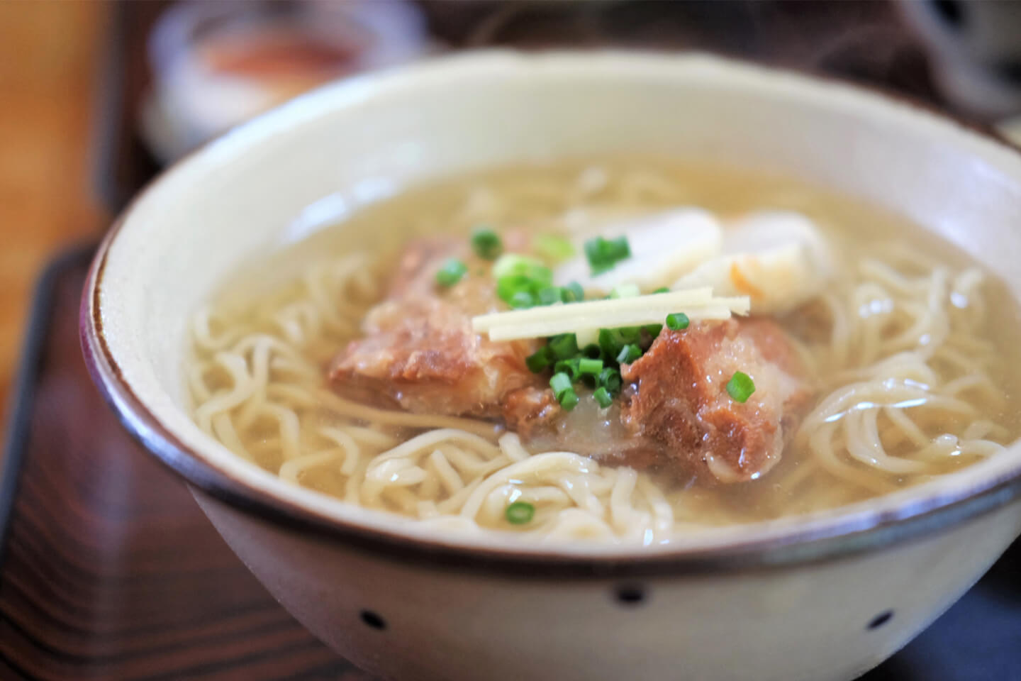 沖縄そば(ソーキそば)の食べ方マナーは?汁は飲み干すべき?