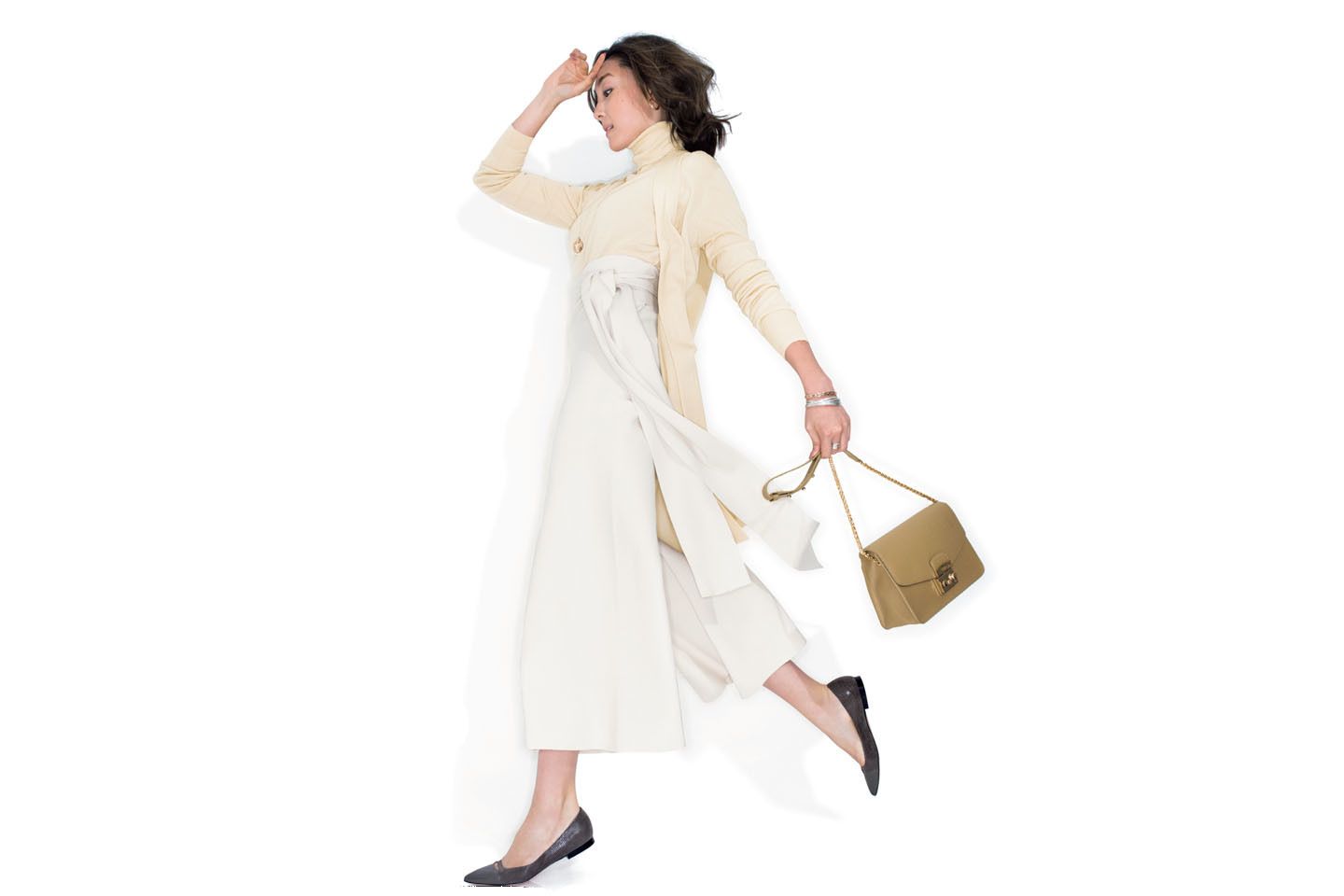 カーディガン¥44,000・ニット¥30,000(wb)パンツ¥39,000(ADORE)、バッグ¥52,000(ユナイテッドアローズ 銀座店〈フルラ〉)、ピアス¥170,000・ネックレス¥99,000・バングル上から/¥920,000・¥103,000・リング¥67,000(ティファニー・アンド・カンパニー・ジャパン・インク)