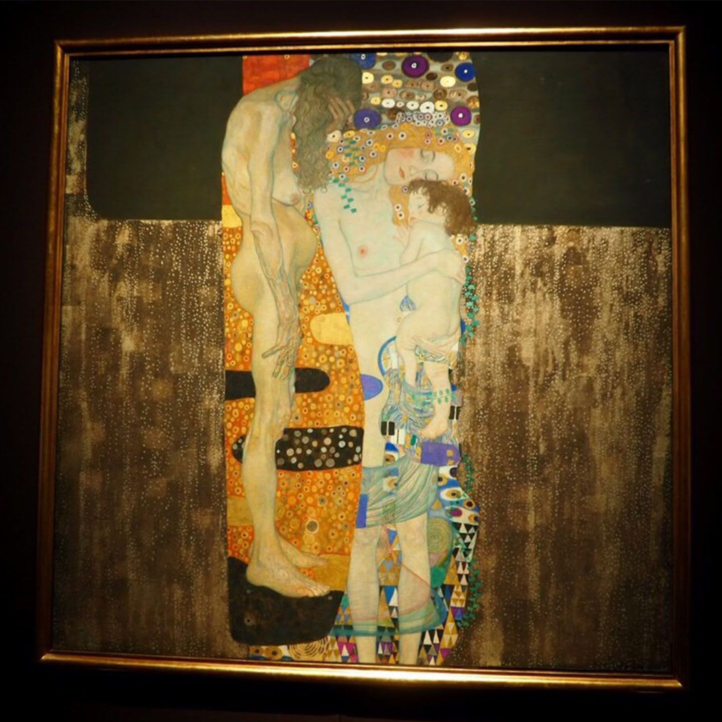 グスタフ・クリムト《女の三世代》1905年(油彩、カンヴァス 171×171cm)ローマ国立近代美術館蔵