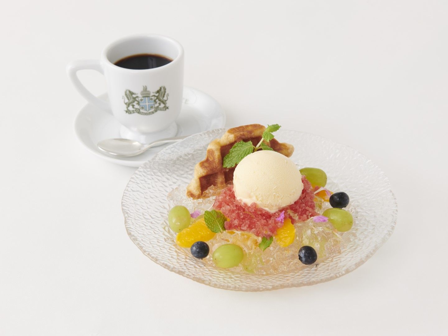 イノダコーヒ カラフルフルーツのジュレデザートにコーヒーが添えられた画像