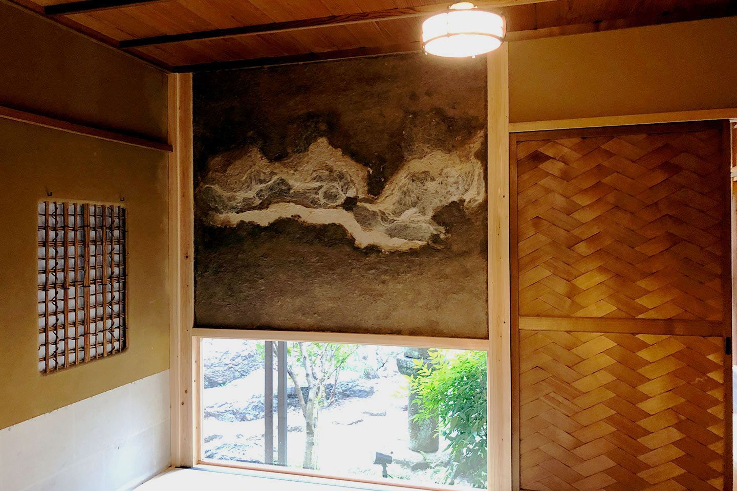 大胆にあしらわれた和紙アート作品。あくまでも元の部屋の雰囲気を損ねず、美しさと迫力を増しています