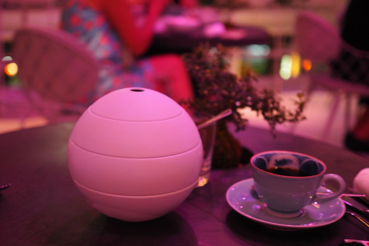 3段になったスイーツボックススタイル。コーヒーまたは紅茶と一緒にいただきます。