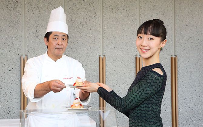 新国立劇場のブッフェでスイーツを受け取る米沢唯さん