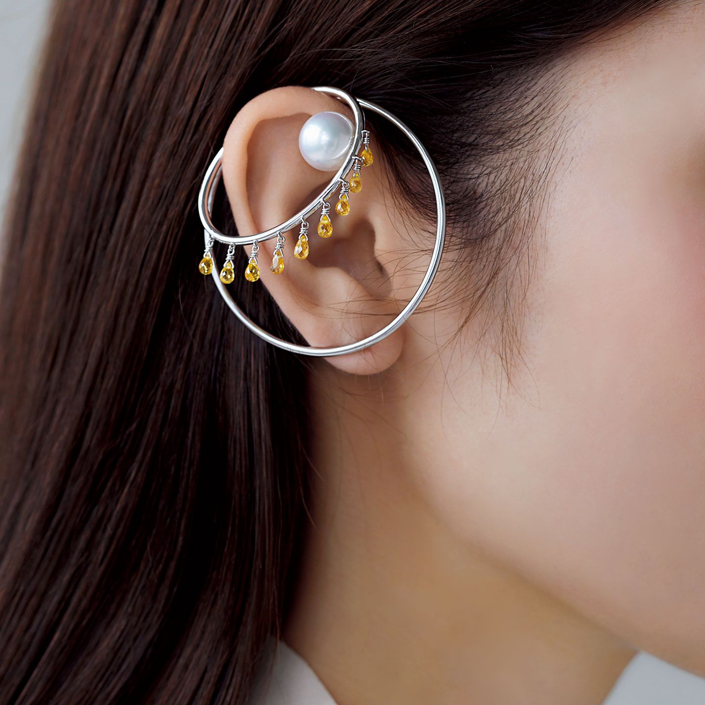 ピアス「ナクレアス」¥1,450,000【ホワイトゴールド×南洋真珠 白蝶×イエローサファイア ※両耳価格】(TASAKI〈TASAKI Atelier〉) ブラウス/私物