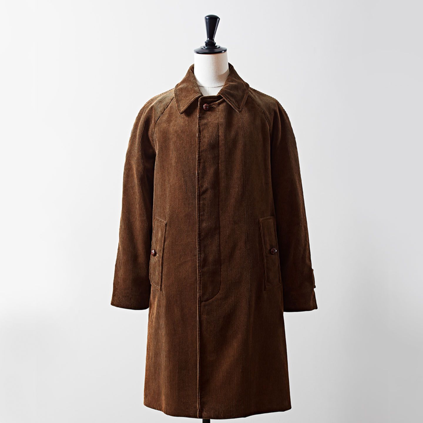 「EDIT WAREHOUSE 限定コート(人気モデル Slim cambell をコーデュロイで)」¥123,000(GRENFELL)