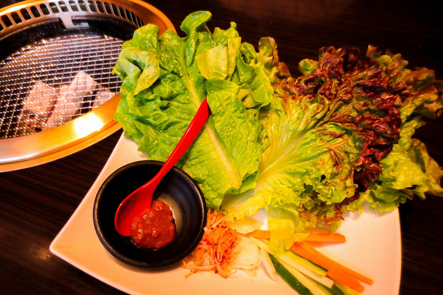 葉野菜で巻いて食べるとヘルシー