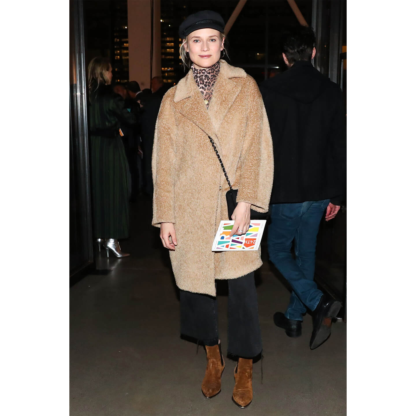 ベージュのコートを着こなすDiane Kruger(ダイアン・クルーガー)氏