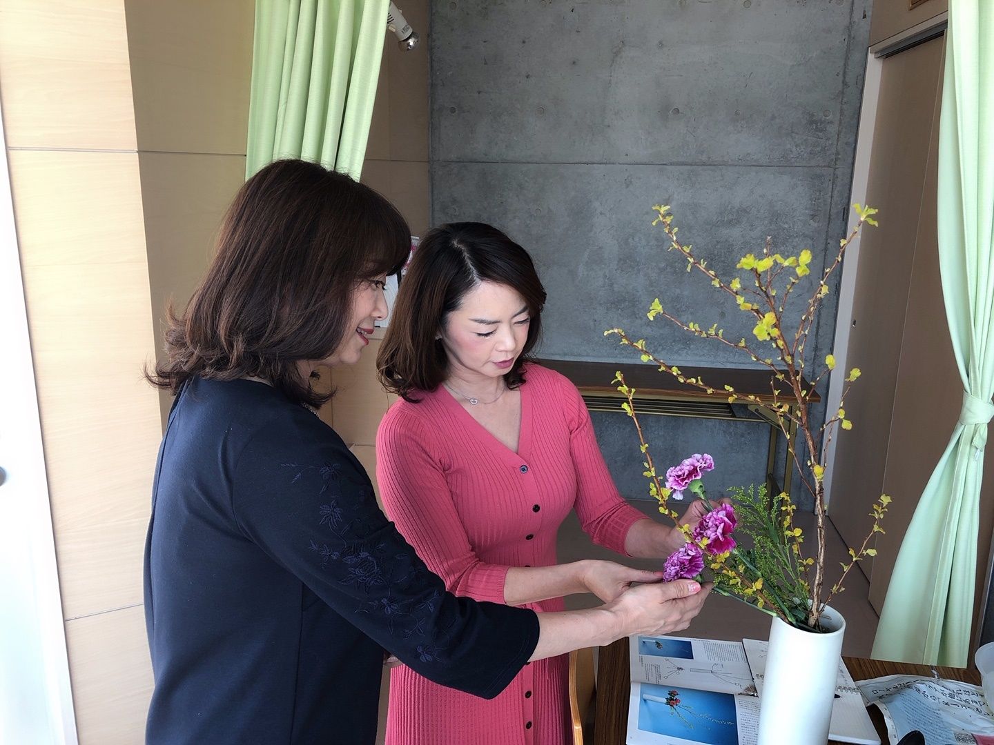 田鹿千華先生からいけばなを習っている安田さんの様子