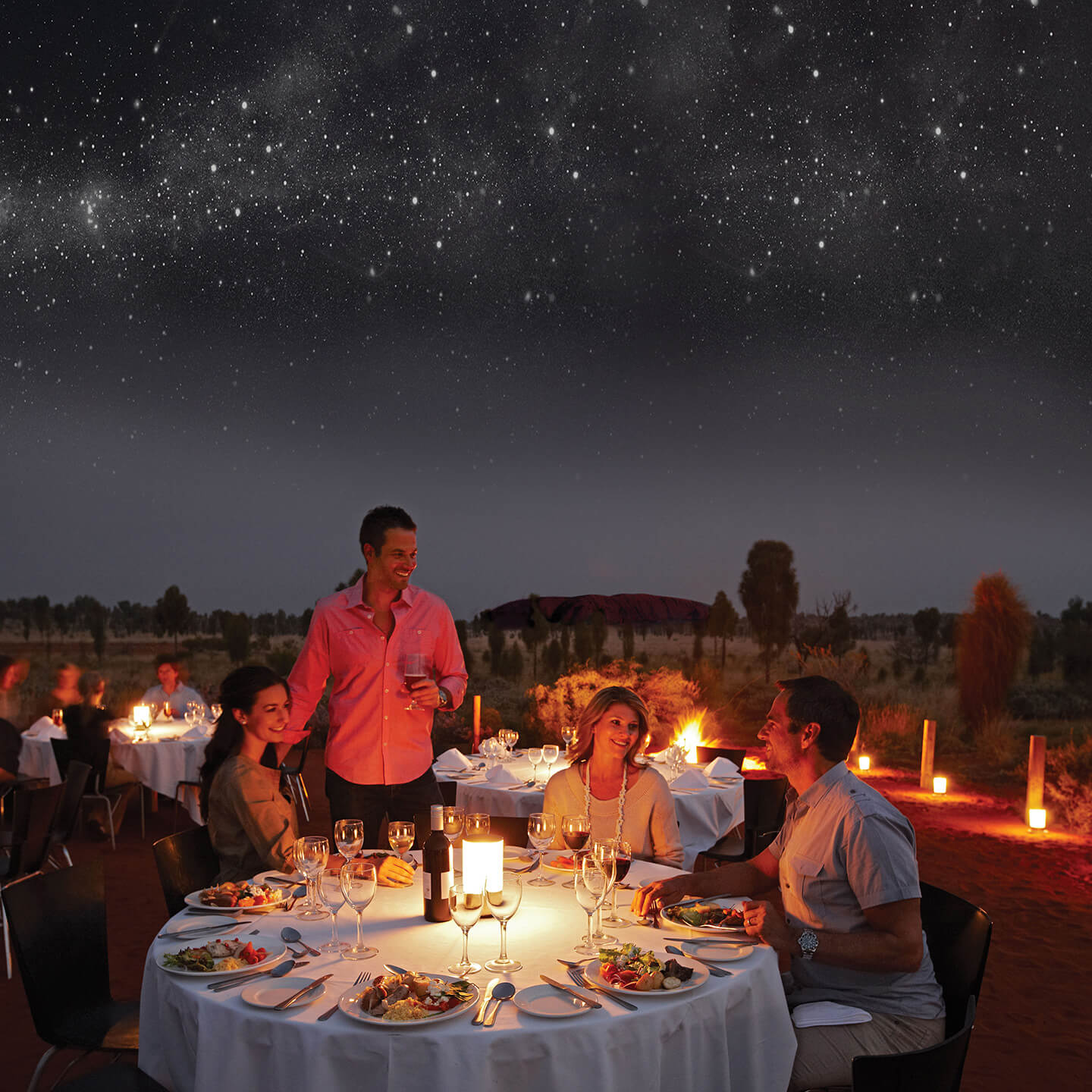 降るように美しい砂漠の星空の下で、本格的ディナーを楽しむ贅沢なひととき。©Voyages Indigenous Tourism Australia