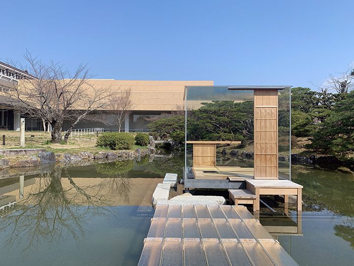 外からは見えないが、本館の裏には立派な日本庭園がある。6月14日までは、杉本博司の日本初上陸作品「硝子の茶室 聞鳥庵(モンドリアン)」が設置されている。