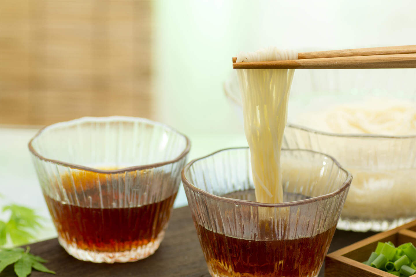 そうめんを箸で持ち上げる様子