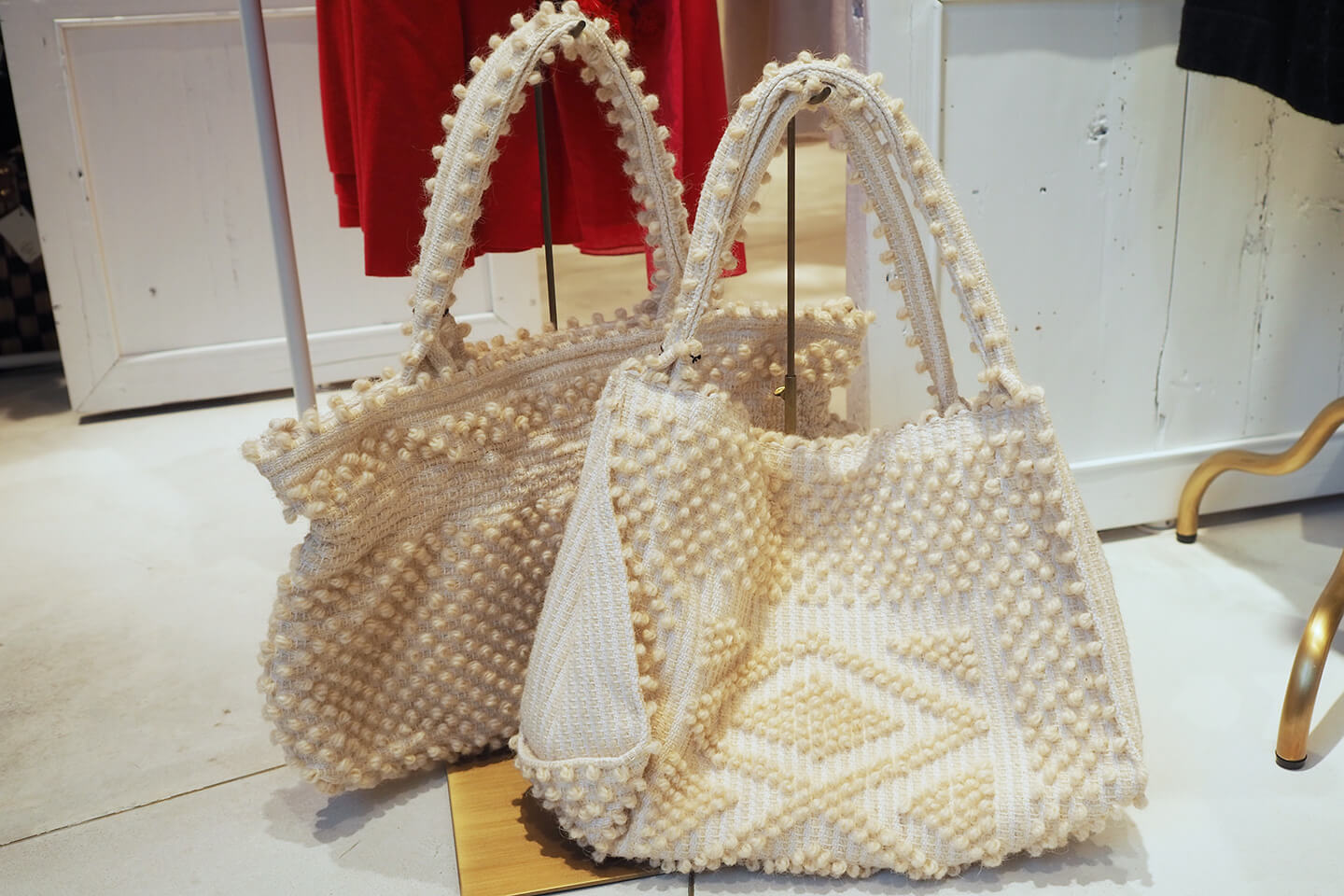 奥のバッグ¥52,000、手前のバッグ¥53,000(ともに税抜)