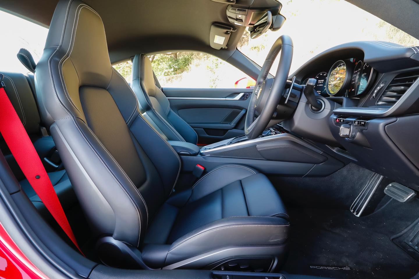 いつの時代も911は、ベストポジションで運転できる! 目線はやや低くなった。
