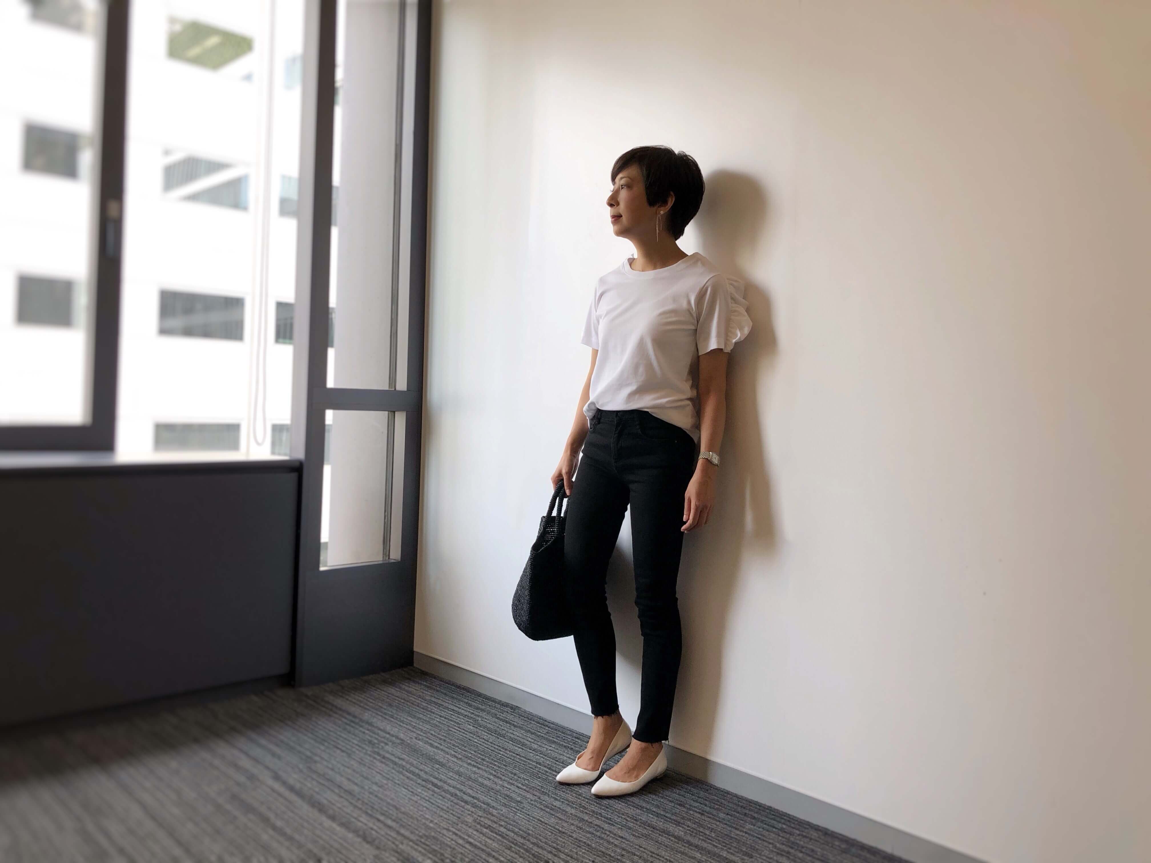 デニムはストレッチ素材が2%と、伸びすぎない素材感が好み。Tシャツ/FACETASM デニム/ZARA ピアス/サイモン アルカンタラ 時計/ベダ&カンパニー バッグ/Sans Arcidet 靴/バーニーズ ニューヨーク