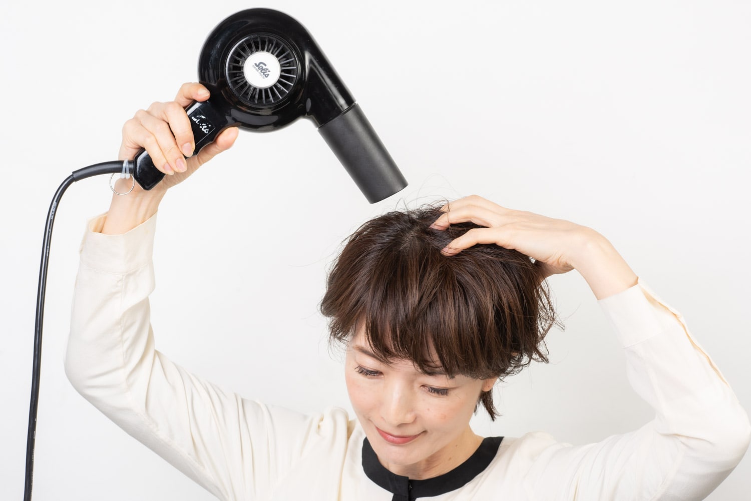 根元を擦りながら乾かし、ボリュームを出す。
