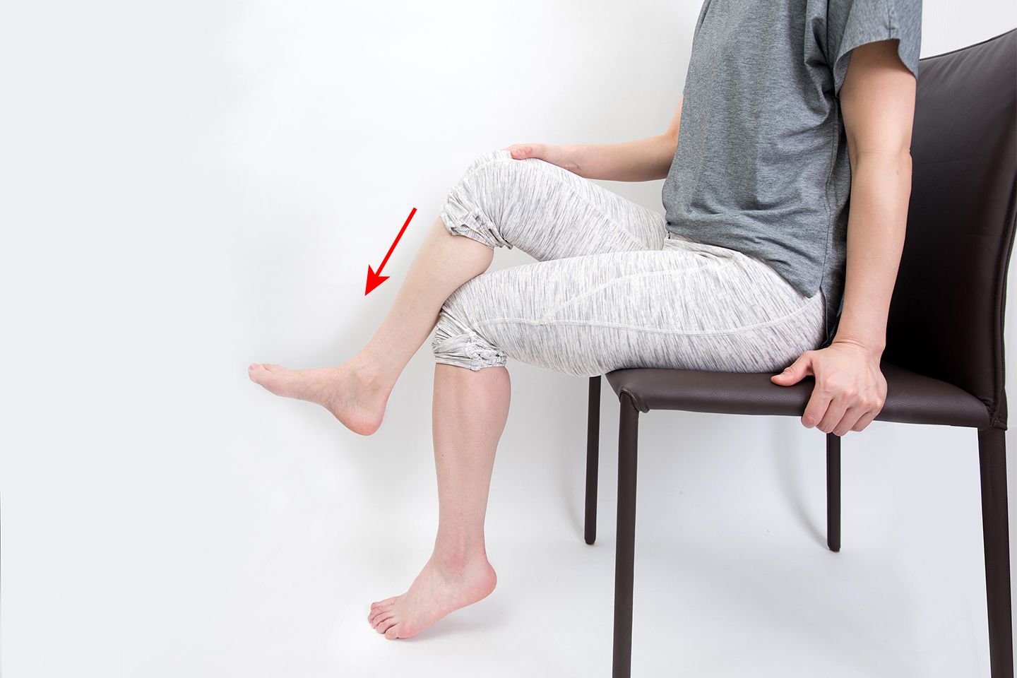 膝頭を使ってふくらはぎの裏側に圧をかけるマッサージをしている様子