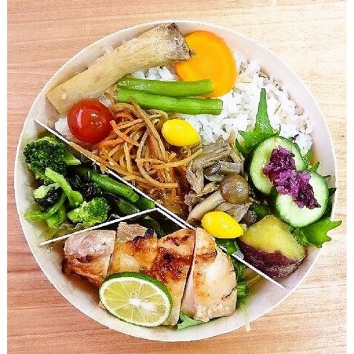 「管理栄養士監修 野菜を食べるお弁当(鶏の塩麹焼き&もち麦ごはん)」¥1,080(税込)