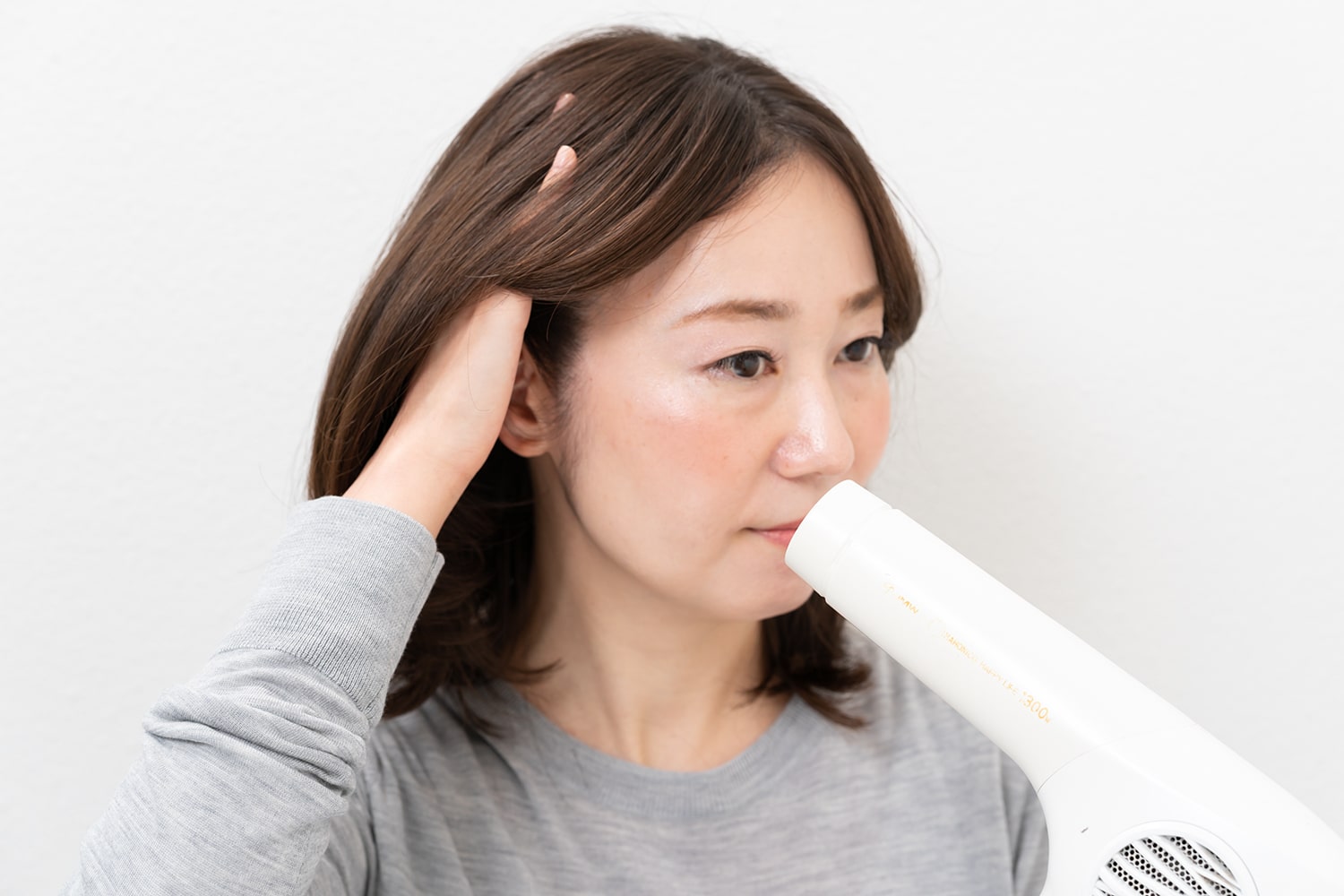 ドライヤーは髪の根元にあてるのがポイント。