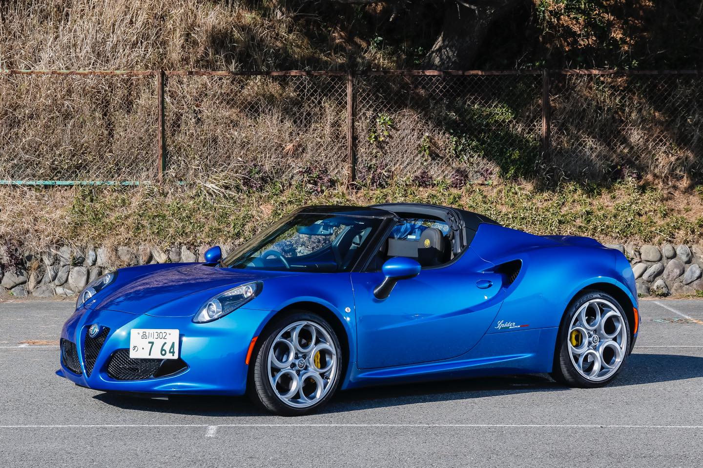 試乗したモデルは、全国限定15台(!)の「4C スパイダー イタリア」。イタリアの空と海をほうふつとさせる専用のボディカラー「ミザーノブルー」をまとう魅力的なモデル。ただし、好評につきすでに販売終了なのだとか。残念……。