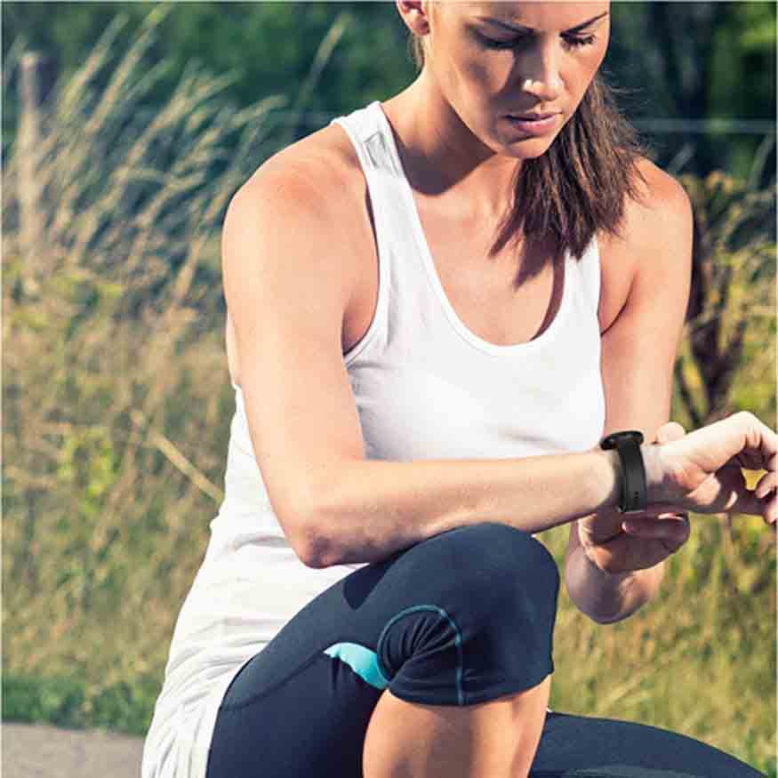 ランニングのペースをアシストする「ランニングコーチ」を搭載。また、スマホが近くになくても、Wi-Fi経由で着信・通話、メッセージの送受信ができるのでトレーニングに集中できる。