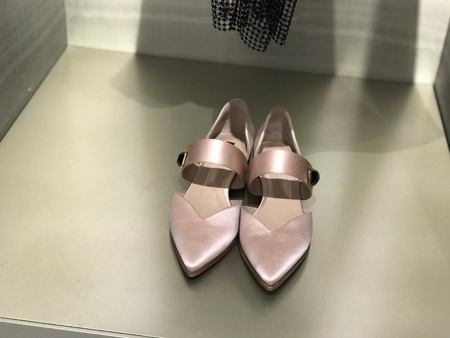 アルマーニの靴はソワレであってもヒールが低く履きやすいのが特徴です。女性が快適に身につけられるように、との計らいなのです。
