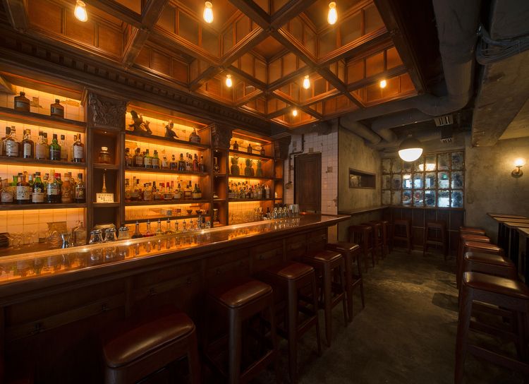 1階は11時30分からオープン。昼飲みも楽しめる。「欧米のように、もっとカジュアルに自由に楽しんでほしい」という後閑氏の真骨頂を味わうことができるからだ