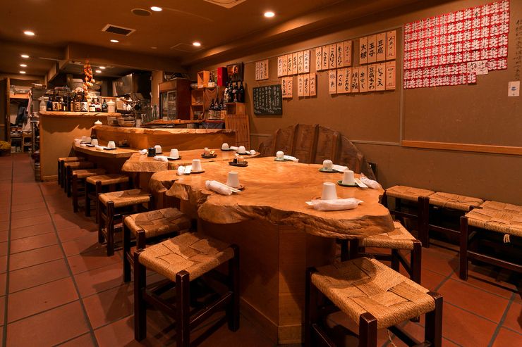 大きな木のテーブルが情緒たっぷりの店内