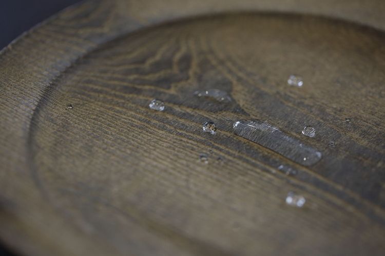 ガラスでの加工を施すことで「木工」ながらも水をしっかりと弾く