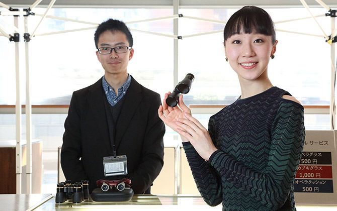 オペラグラスを手に持つ米沢さん