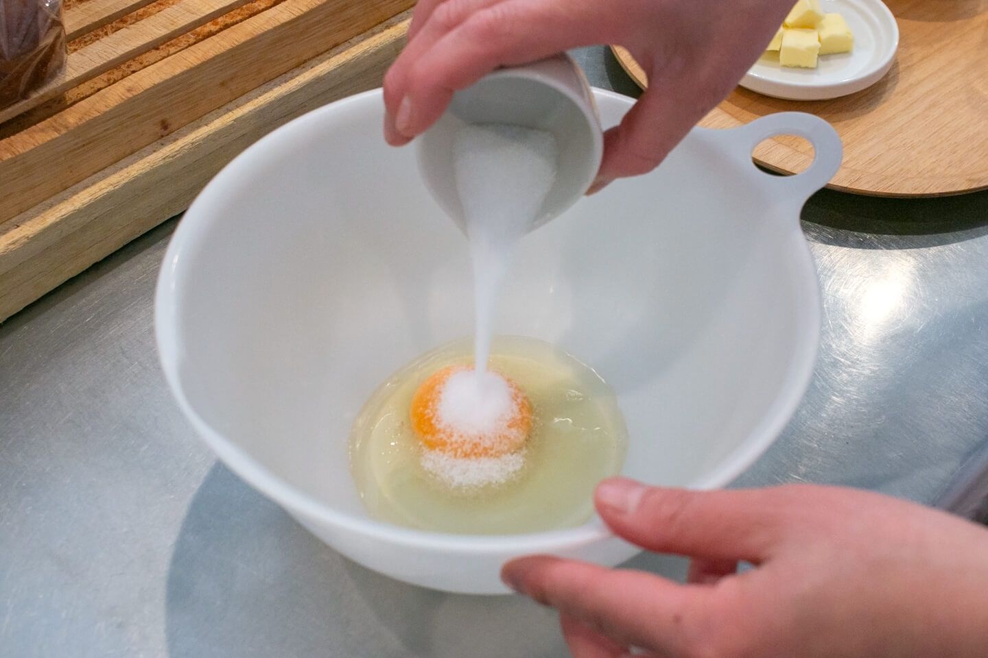 卵を溶く前にグラニュー糖を入れます