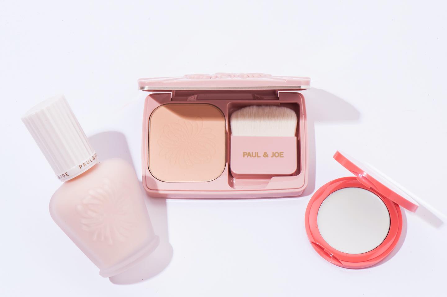 左から/名品プライマーがリニューアル。高いUVカット効果で肌を守りながら、美容液のようにみずみずしい質感でクリアなツヤ肌に。ポール & ジョー プロテクティング ファンデーション プライマー 01 SPF50+/PA++++ ¥3,500、肌の深部から光を反射し、自然な血色感を与える「赤い光」に着目。赤い光を肌に潜ませることで、自然なツヤ感と血色感をもたらしてくれる。同 ヴェール ファンデーション SPF30/PA+++ セット価格¥5,000、ミネラルと天然由来成分100%。ハイライトのほか、毛穴や色ムラのカバーができるベースとしても使えるマルチアイテム。ヤーマン オンリーミネラル N by ONLY MINERALSミネラルクリアスムーザー ¥2,700