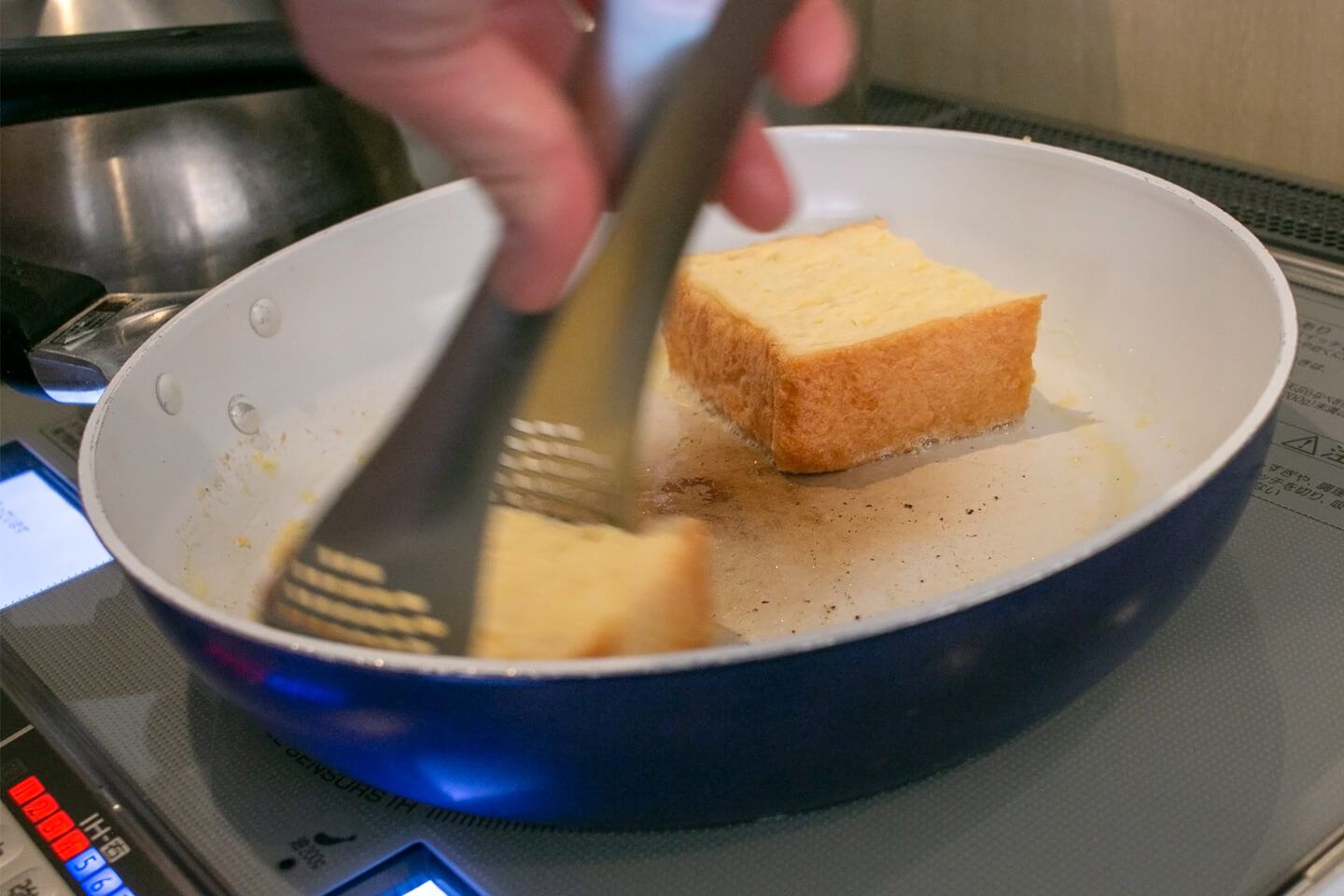 均等に火が通って焼き目がきれいにつくよう、途中でパンの向きを180度変えます。この時点ではまだ裏返しません