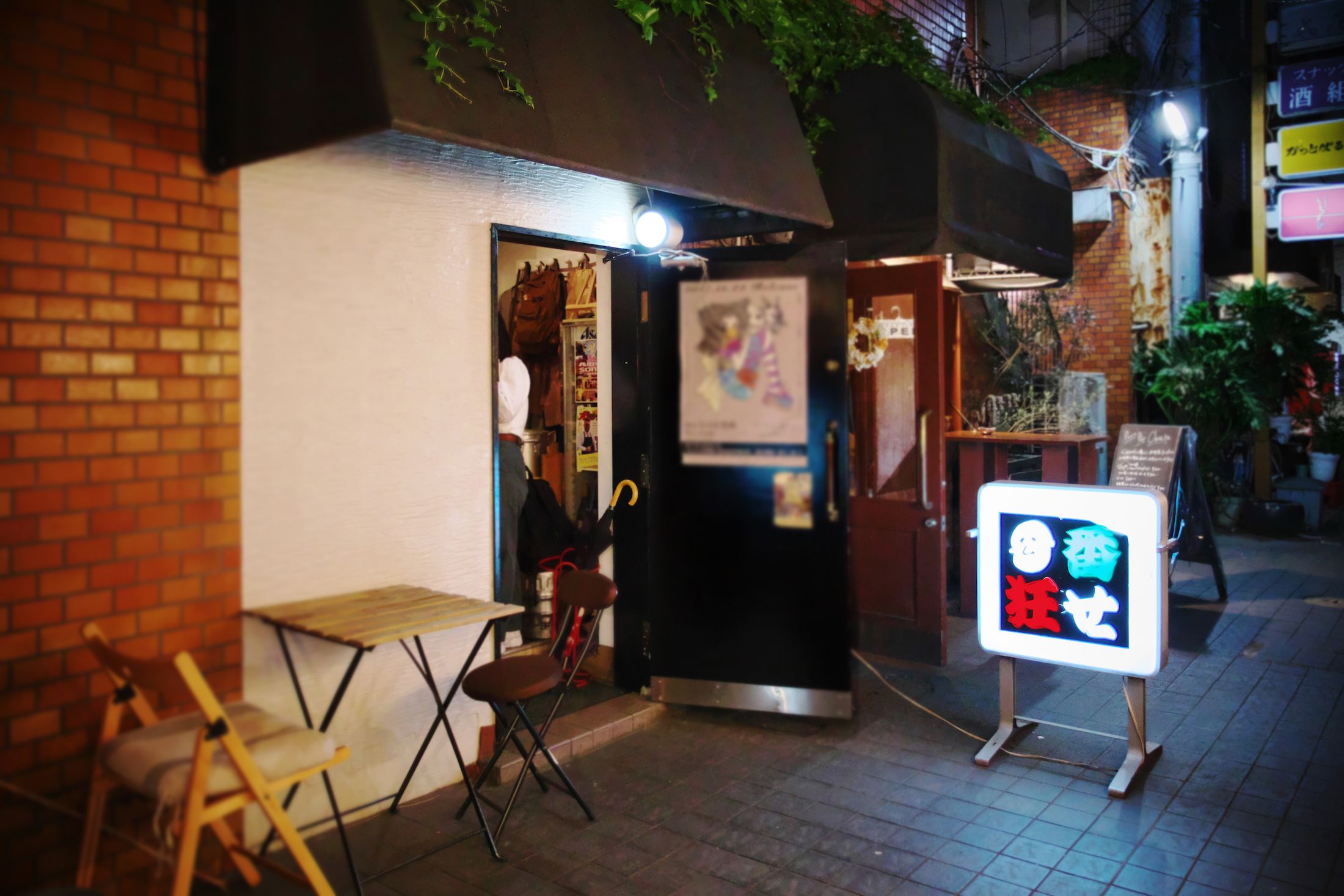 扉が開け放たれ、スナックのイメージとは対極の開放的な雰囲気