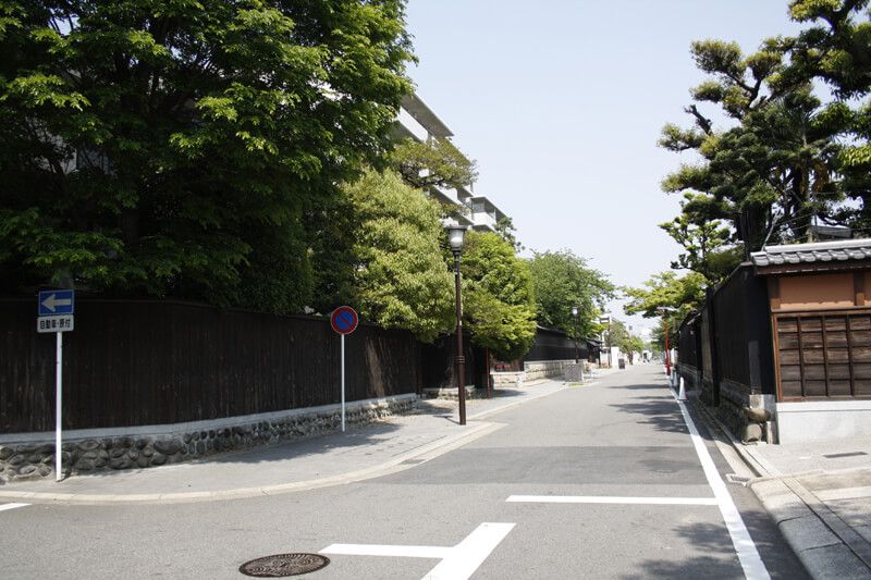 塀と建物の間に植栽することで、自然豊かな落ち着いた景色が広がっている/提供:名古屋観光コンベンションビューロー