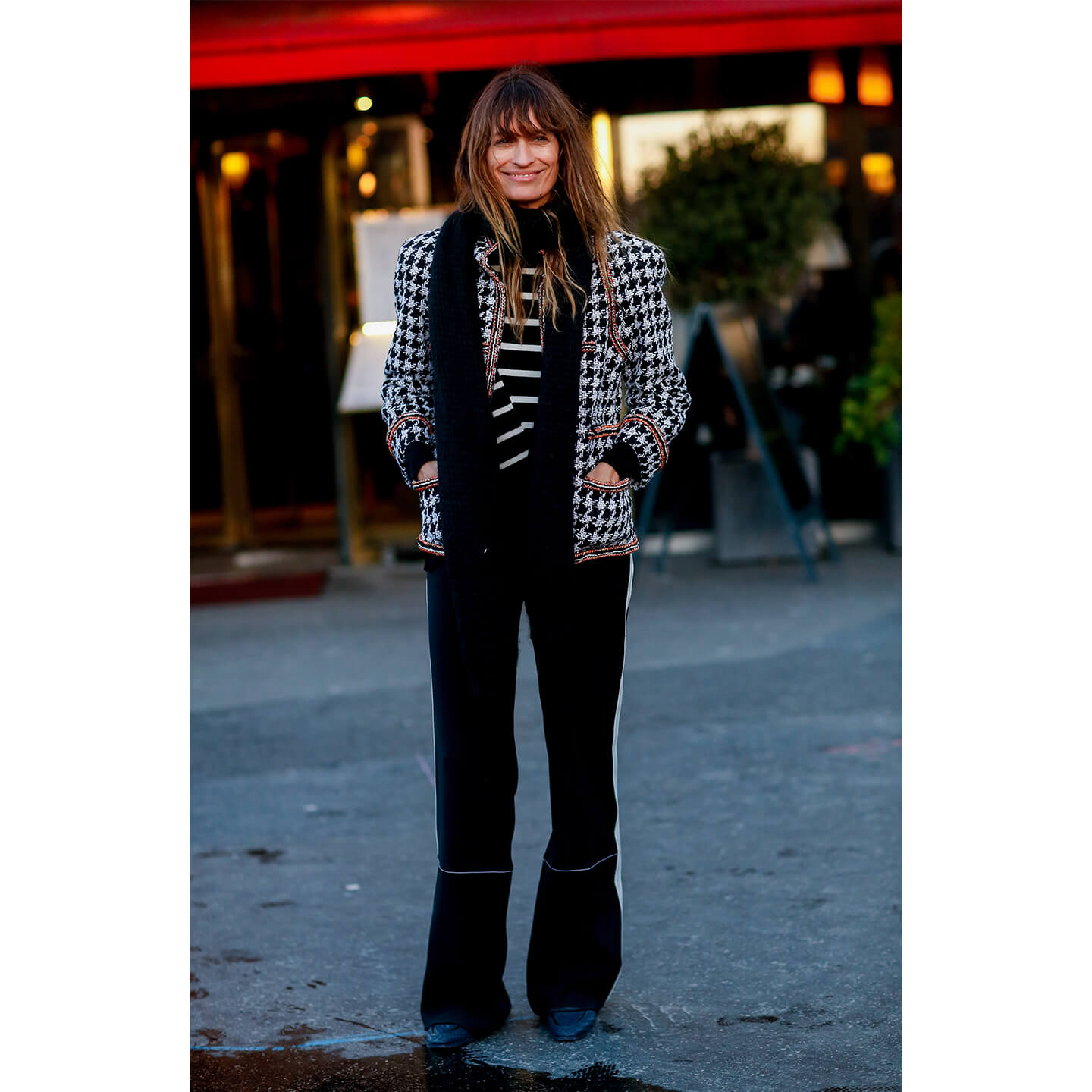 千鳥格子ジャケットに黒無地パンツでモノトーンコーデのCaroline de Maigret(カロリーヌ・ド・メグレ)
