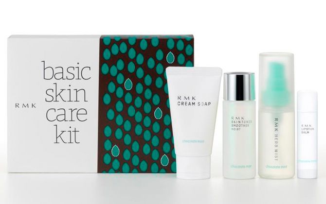RMKのバレンタインギフトに最適なユニセックスで使えるスキンケアキット。リップ、化粧水、ミストがセットに。
RMK ベーシック スキンケアキット 2017 ¥2,500(税抜・2017年2月3日数量限定発売)